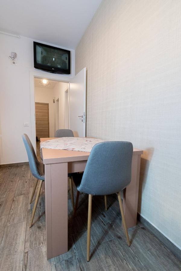 Yan Apartment - Near Mall & Free Private Parking Braşov Exterior foto