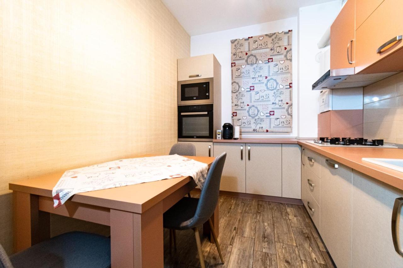 Yan Apartment - Near Mall & Free Private Parking Braşov Exterior foto